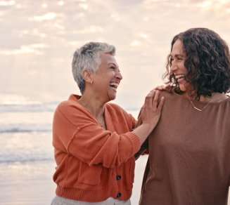 Femmes seniors heureuses qui pensent à la meilleure mutuelle