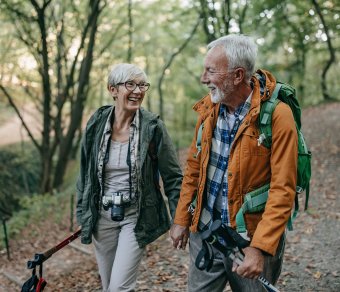 Couple senior heureux qui pense à sa mutuelle santé